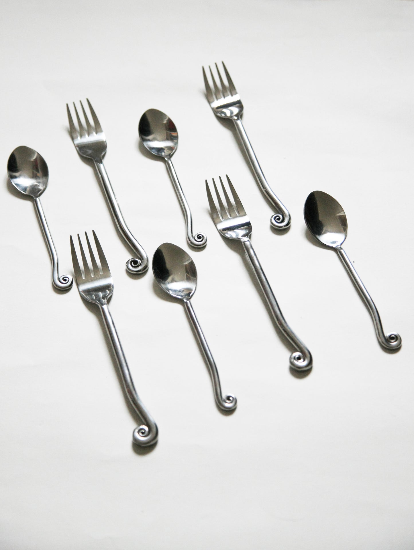 4 fourchettes et 4 cuillères à dessert motif spirale - 8 pièces