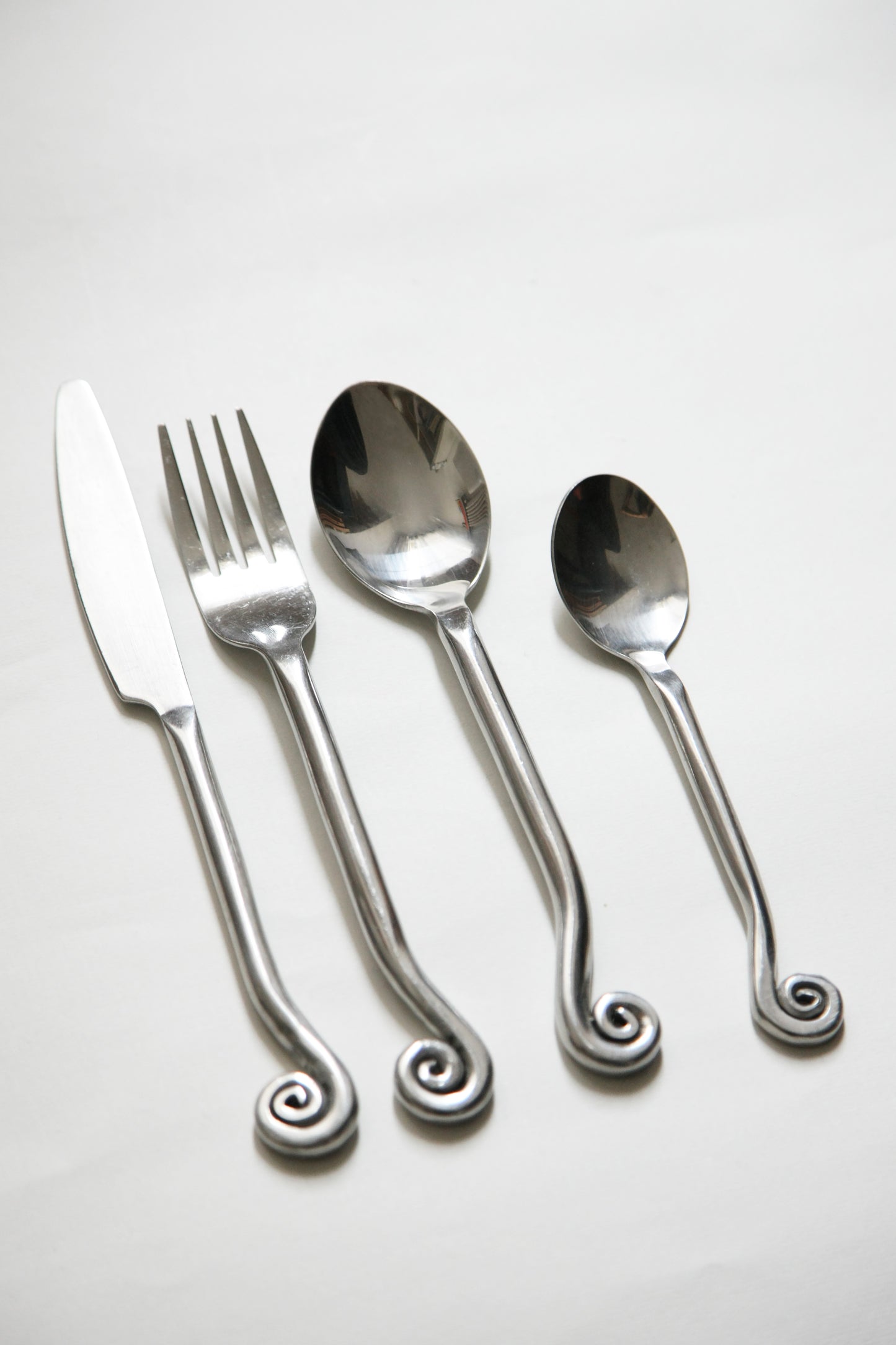 Couvert INDIVIDUEL complet motif spirale – 4 pièces