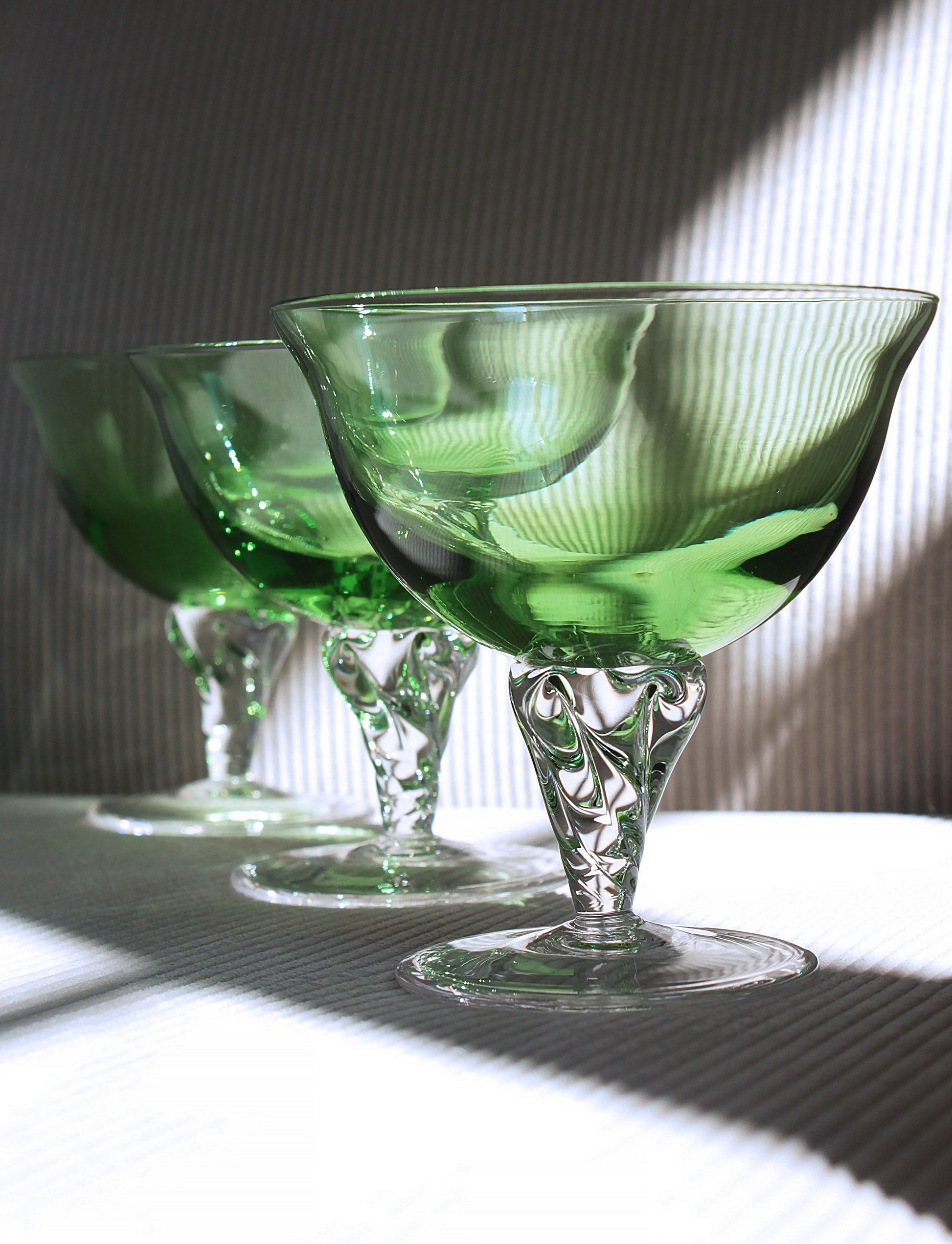 Lot de 4 verres à vin blanc en verre vert, 1970 – Mushroom Studio Lot de 4 verres à vin blanc en verre vert, 1970 – Mushroom Studio
